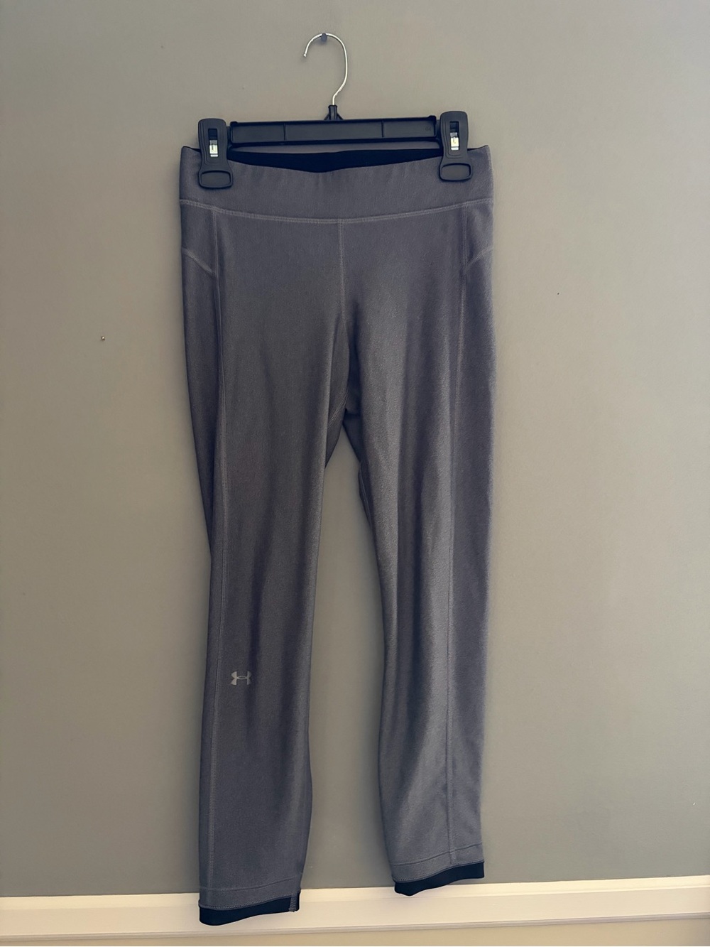 Under Armour HeatGear Compression Leggings Gray Mid Rise Cropped Athletic Pants